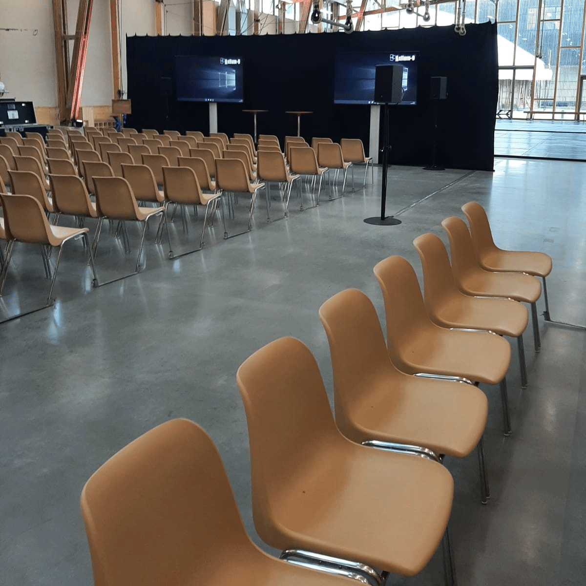 Location chaise coque beige